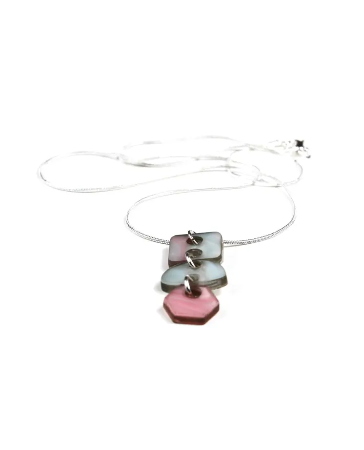 Collar azul claro y rosa: Misterio y Elegancia en un Accesorio Distinto