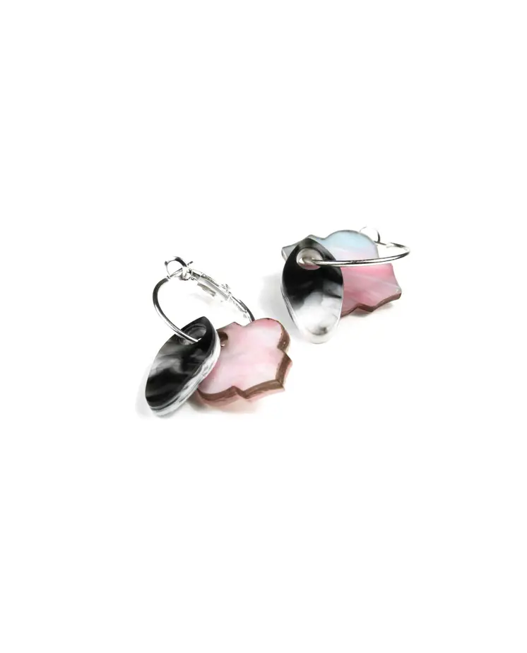 Pendientes rosa, blanco y negro: Añade un Toque de Frescura y Vitalidad a tu Estilo con Estos Accesorios Únicos