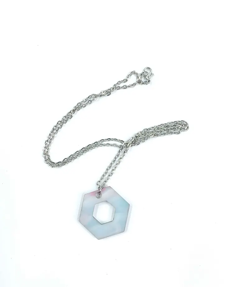 Collar hexágono rosa y azul claro