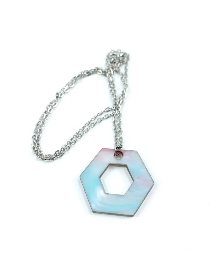 Collar hexágono rosa y azul claro
