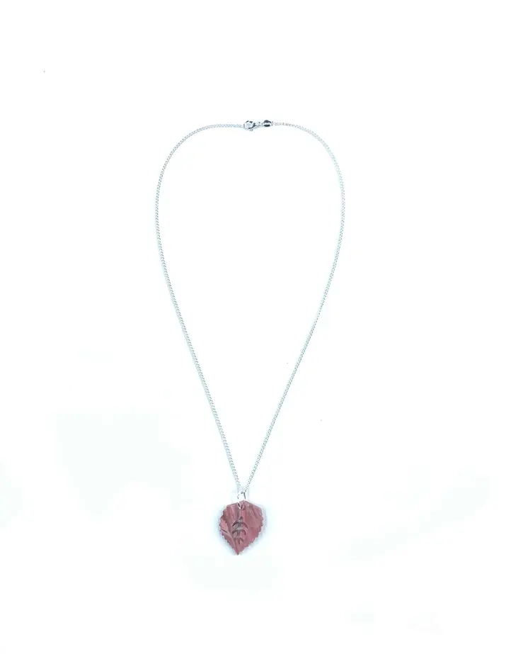 Charms Marmoleados y Elegancia Dorada: Collar hoja rosa