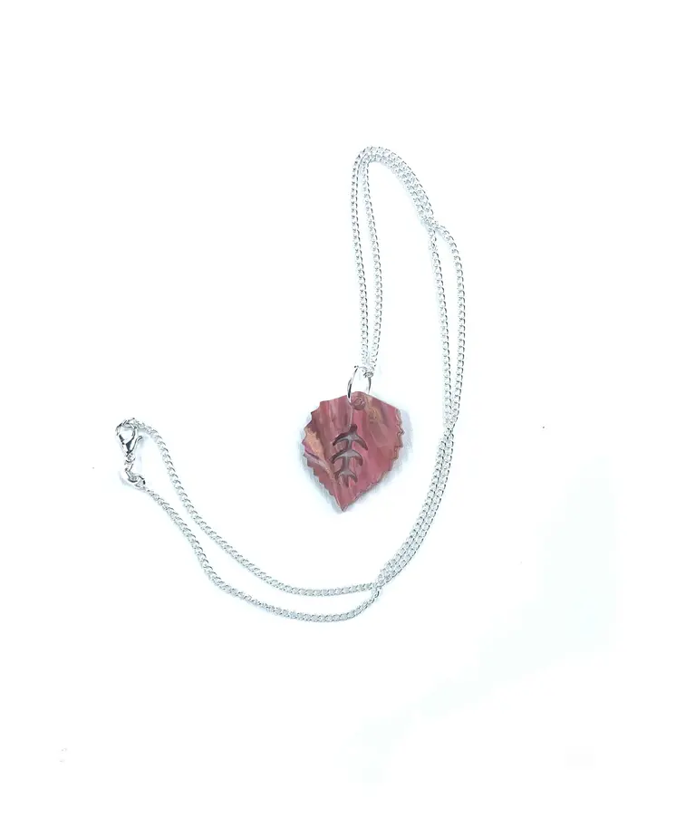 Charms Marmoleados y Elegancia Dorada: Collar hoja rosa