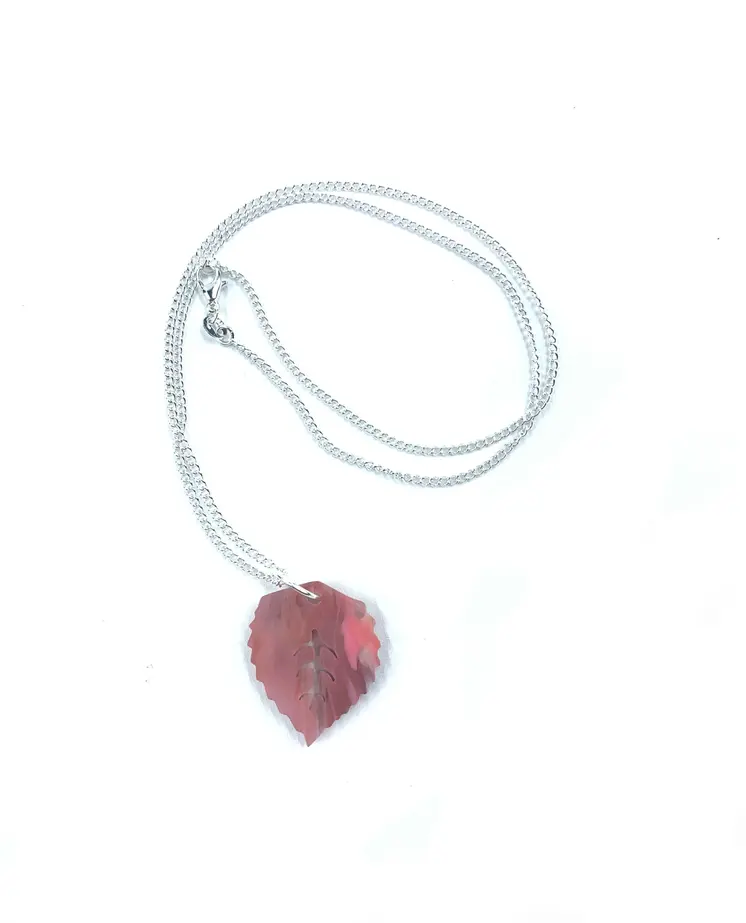 Charms Marmoleados y Elegancia Dorada: Collar hoja rosa