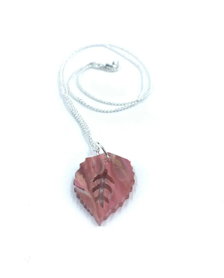 Charms Marmoleados y Elegancia Dorada: Collar hoja rosa