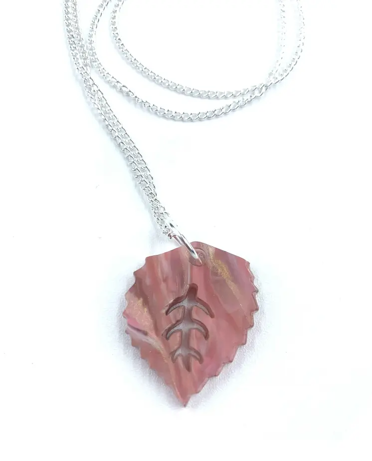 Charms Marmoleados y Elegancia Dorada: Collar hoja rosa