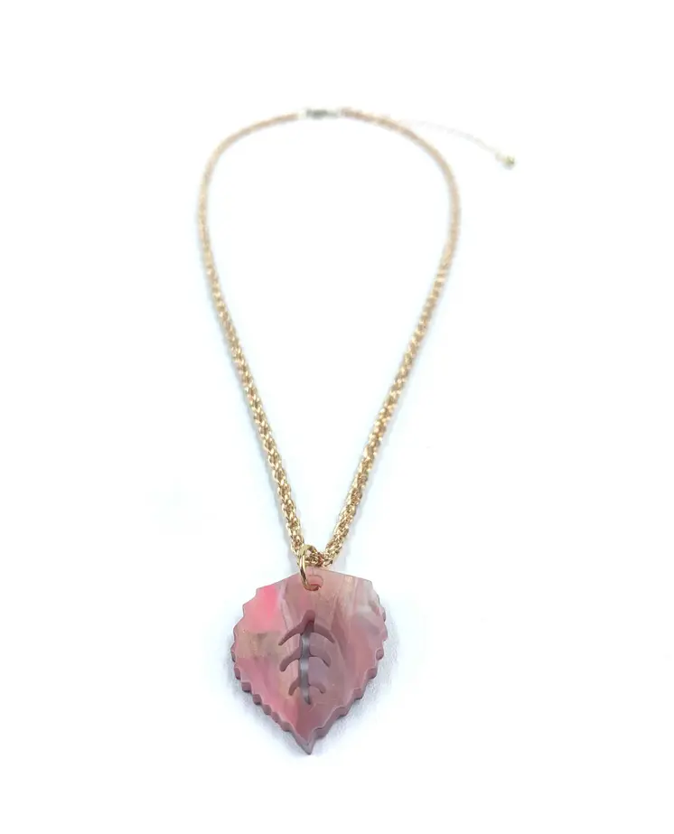Collar HOJA: un tributo a la naturaleza con un toque rosado encantador