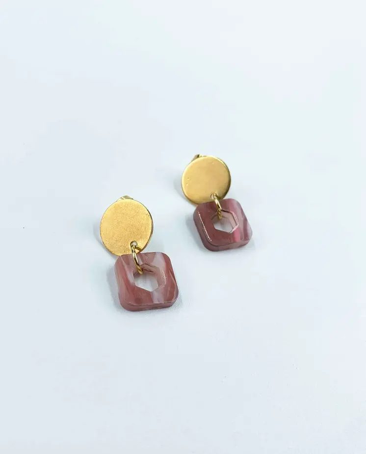 Elegancia Natural: Pendientes Colgantes en Rosa y Dorado