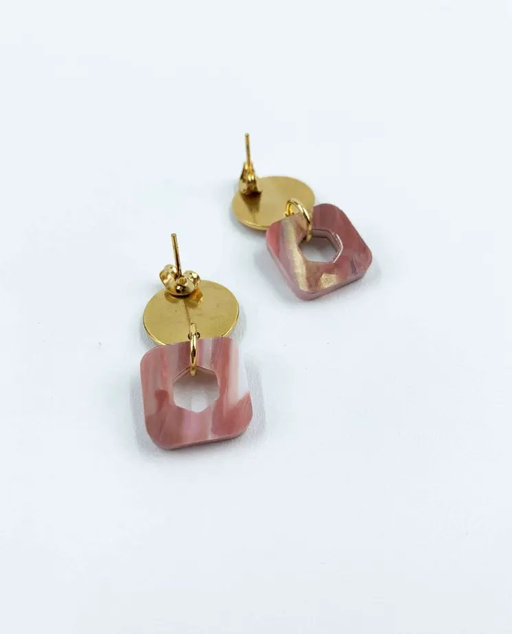 Elegancia Natural: Pendientes Colgantes en Rosa y Dorado