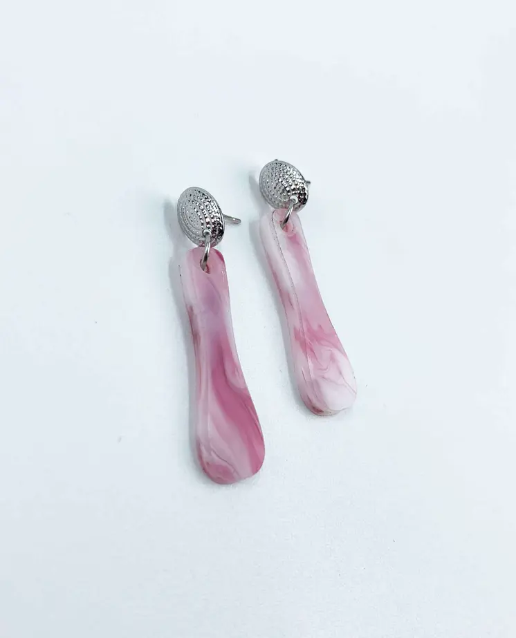 Toque Romántico: Pendientes Colgantes con Detalles Marmoleados
