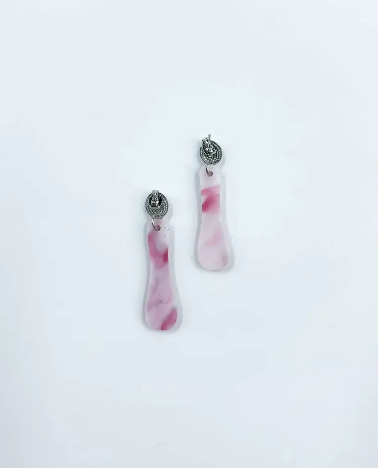 Toque Romántico: Pendientes Colgantes con Detalles Marmoleados