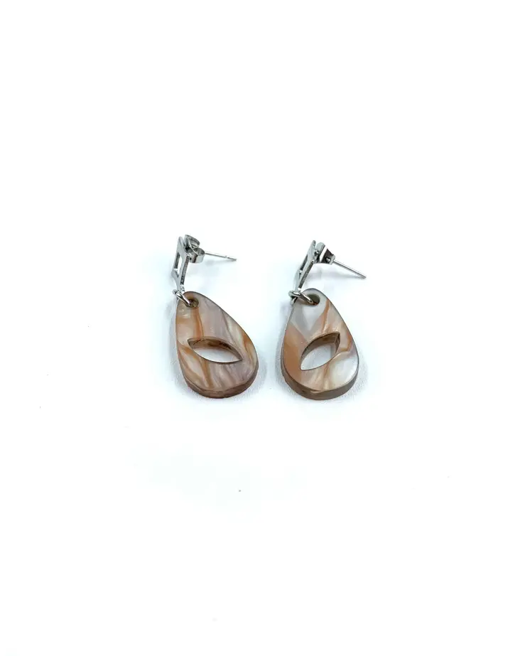 Bisutería Moderna: Pendientes en forma de gota con Toque de Color