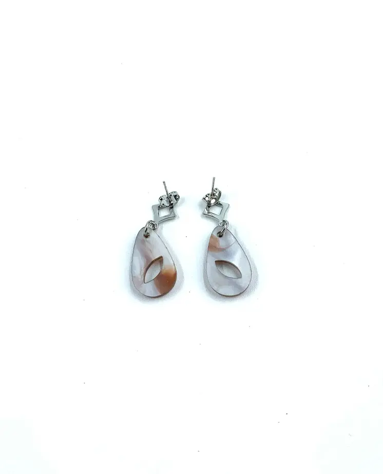 Bisutería Moderna: Pendientes en forma de gota con Toque de Color