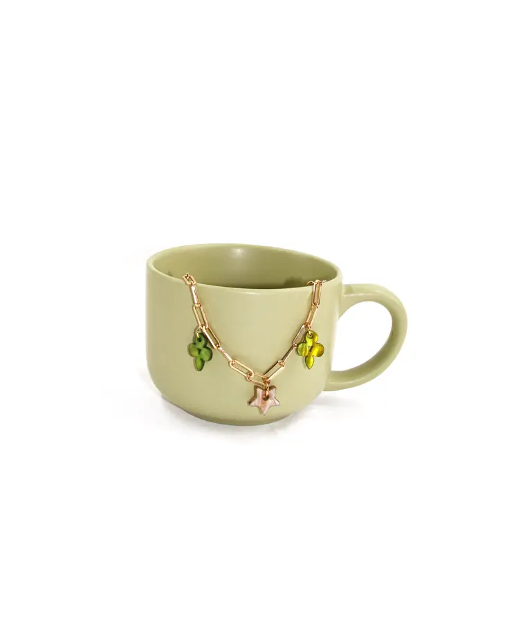 Delicadeza botánica con toque glam: collar con flores colgantes