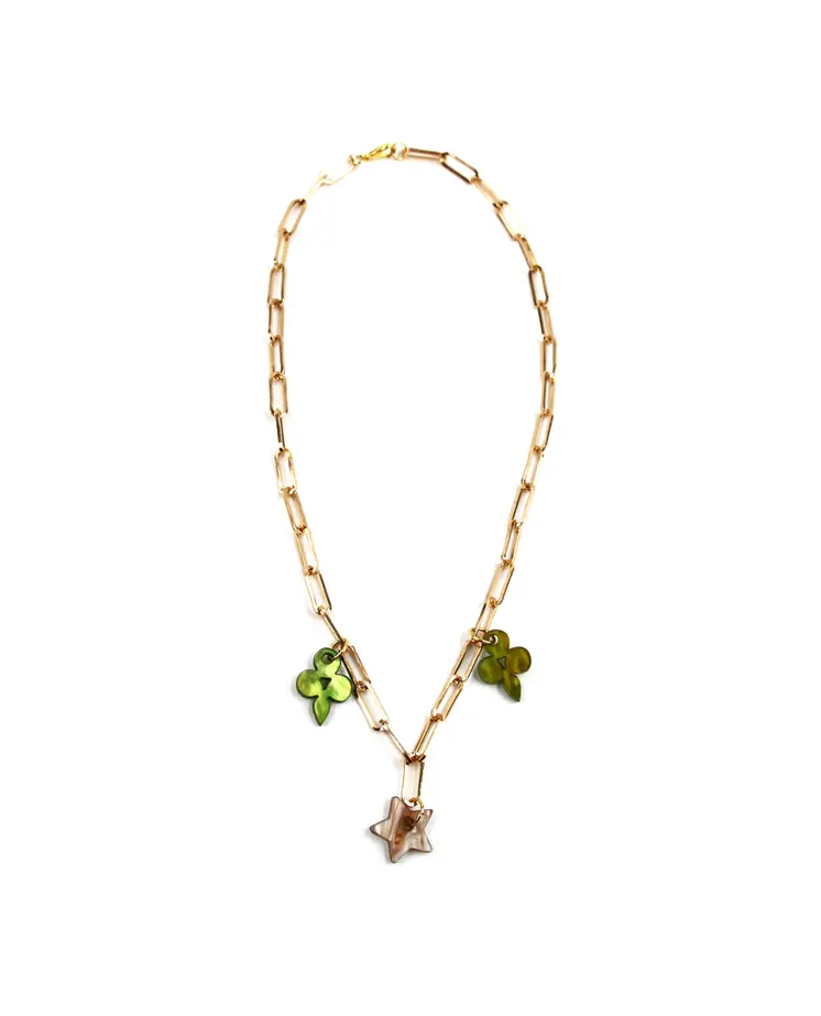 Delicadeza botánica con toque glam: collar con flores colgantes