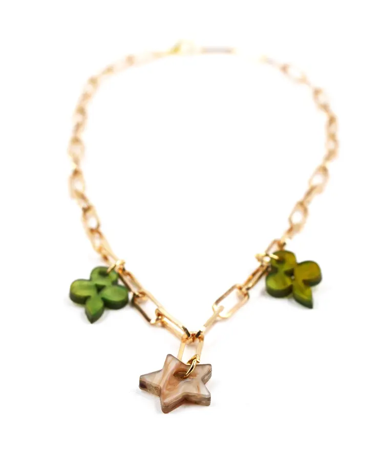 Delicadeza botánica con toque glam: collar con flores colgantes