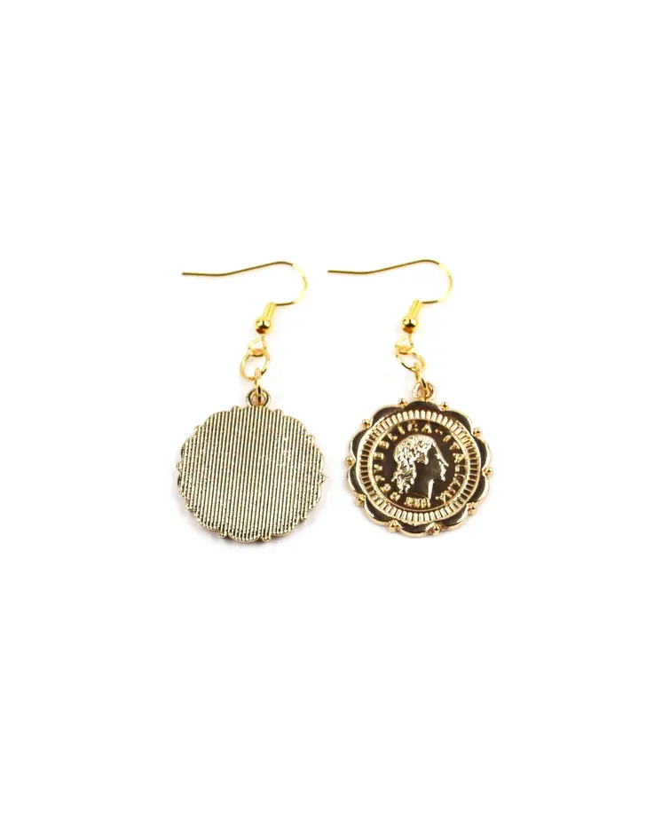 Un toque artístico y femenino: pendientes con encanto único