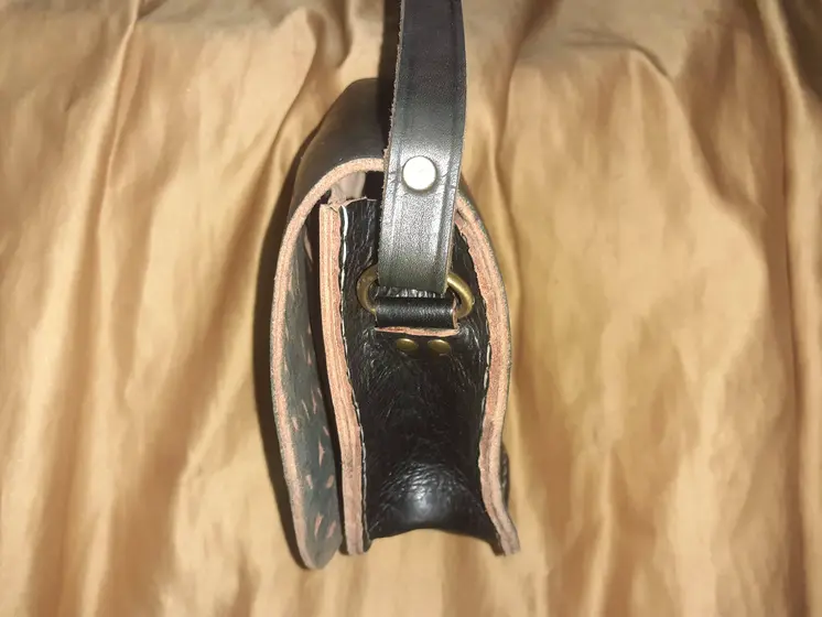 Bolso Polígono calado mediano hebilla