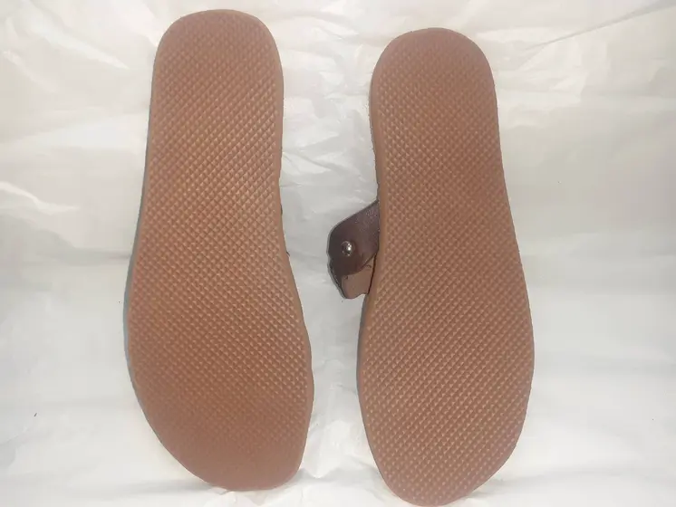 Sandalias de monedas de mujer
 marrones y negras