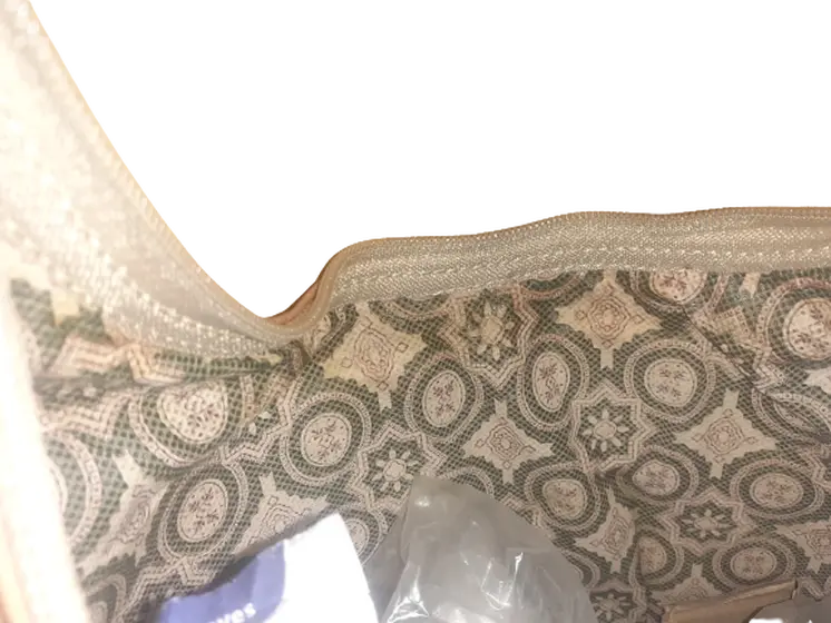 Bolso Plano de mujer con chapa o labrado