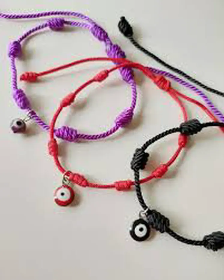 Pulsera de 7 nudos roja y negra