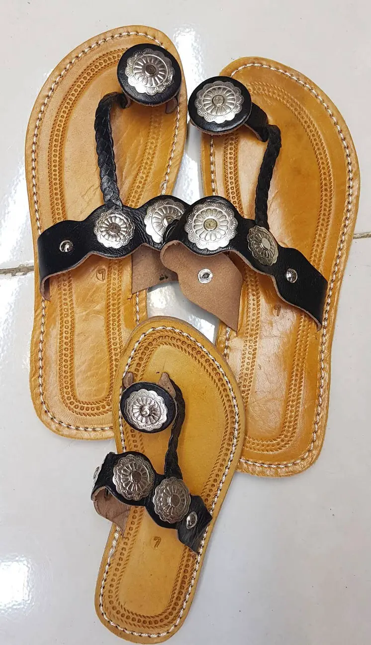 Sandalias de monedas de mujer
 marrones y negras