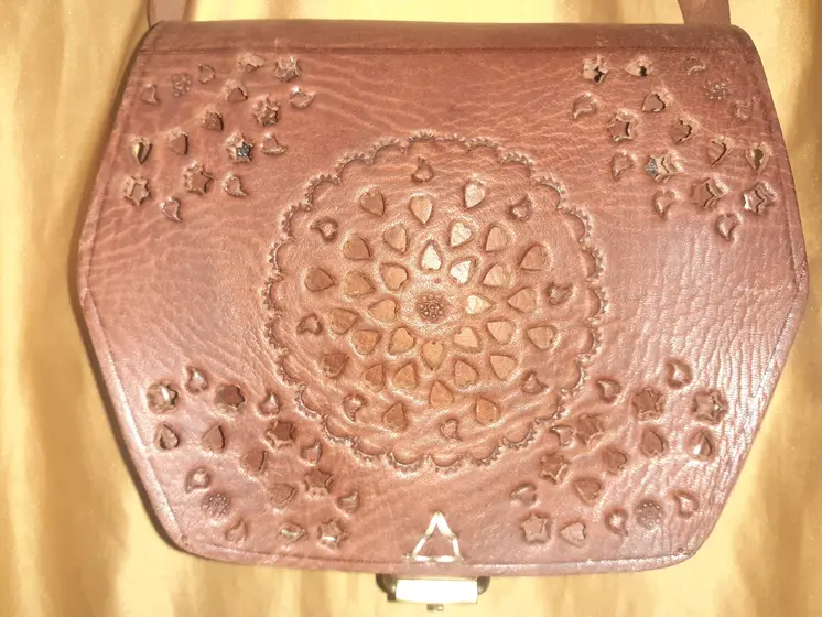 Bolso Polígono calado mediano hebilla