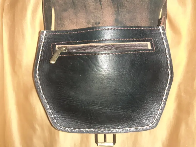 Bolso Polígono calado mediano hebilla