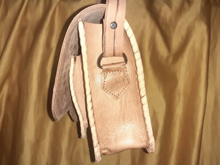 Bolso Cuadrado labrado piedra click