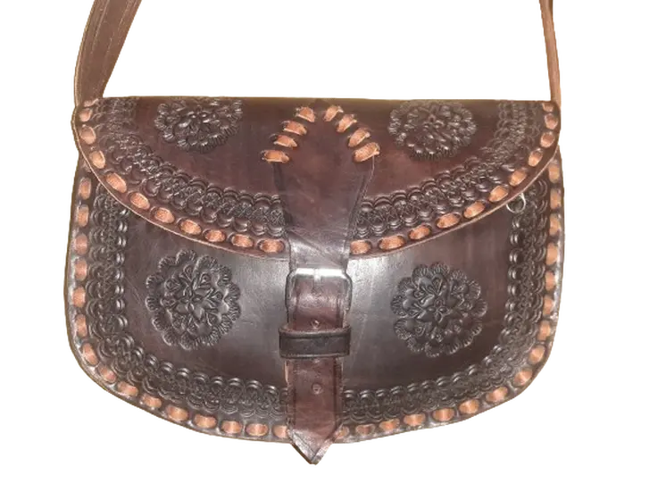 Bolso ovalado hebilla mediano labrado