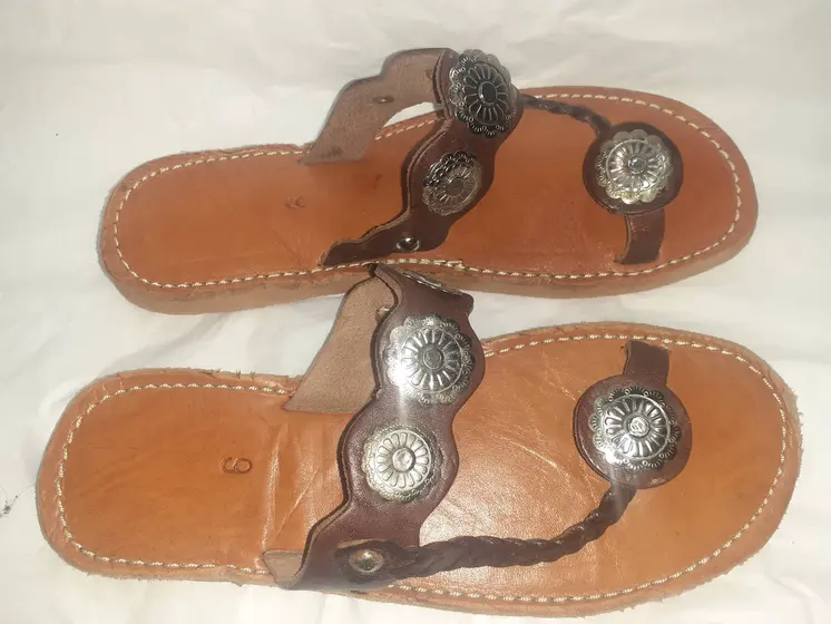 Sandalias de monedas de mujer
 marrones y negras