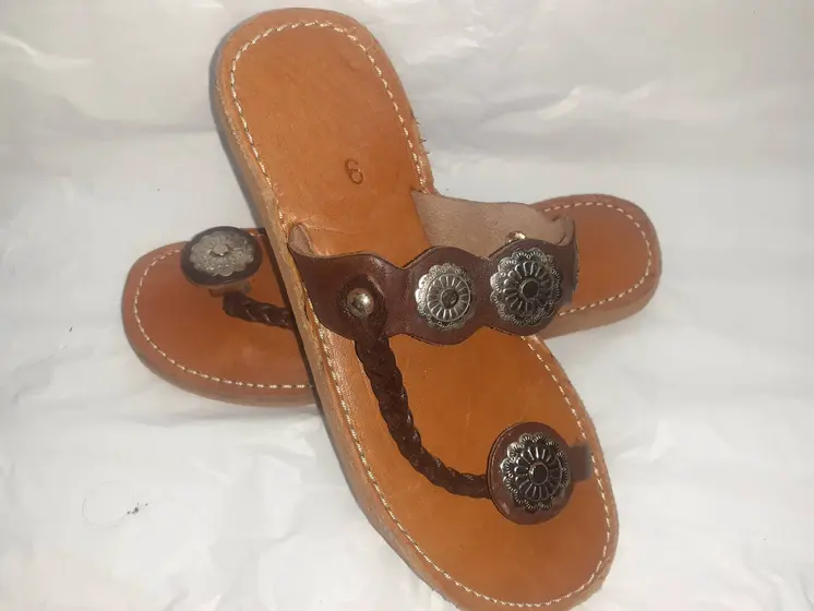 Sandalias de monedas de mujer
 marrones y negras