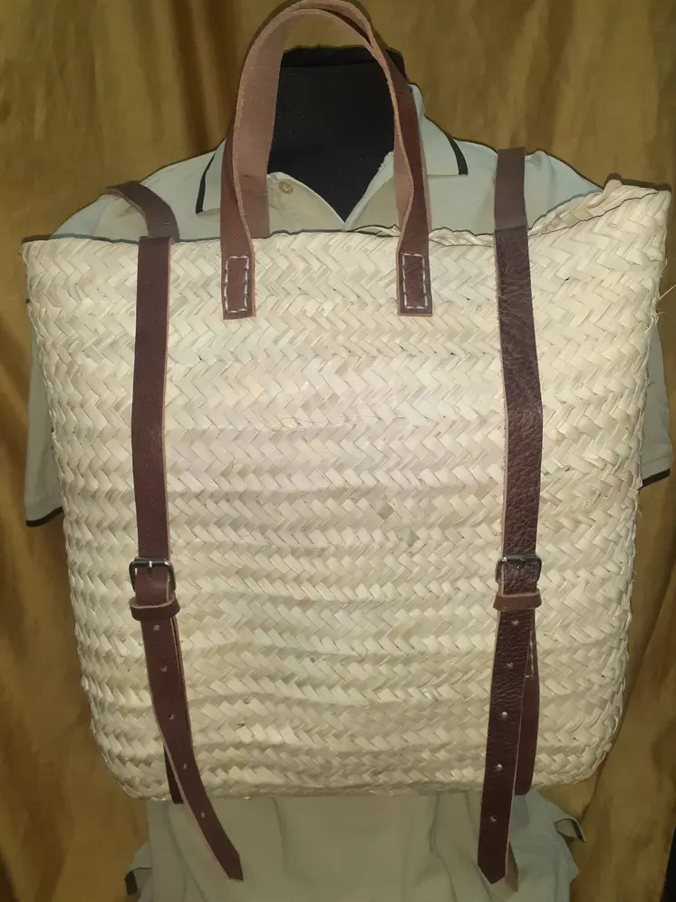 Mochila cuadrada de paja y cuero