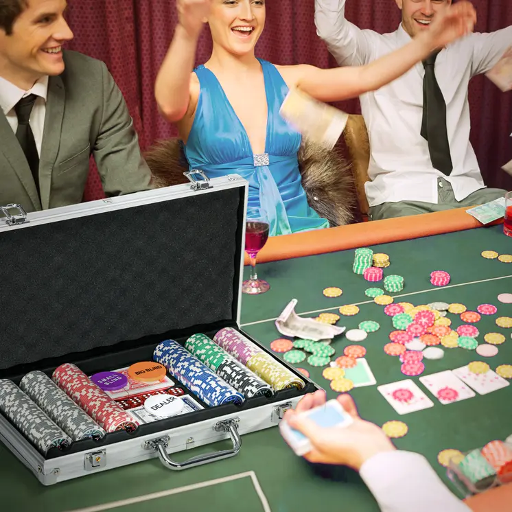 Luxury 500PCS Poker Chips Set, Complete with Gaming Mat, Chips, Dual Card Decks, Dealer Button, 5 Dice, Ultimate Game Night Kit | SPORTNOW