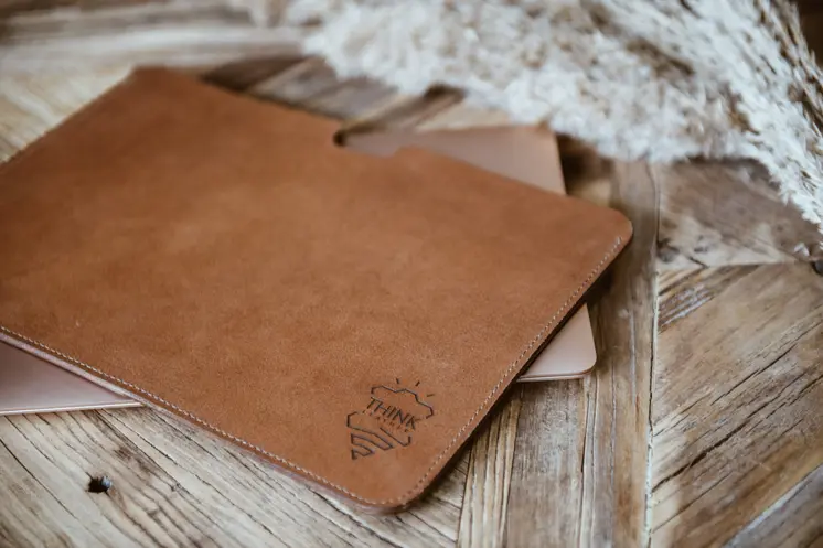 Skórzane etui na MacBook 13" Pro/Air - jasny brąz