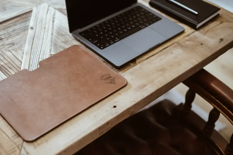 Skórzane etui na MacBook 13" Pro/Air - jasny brąz