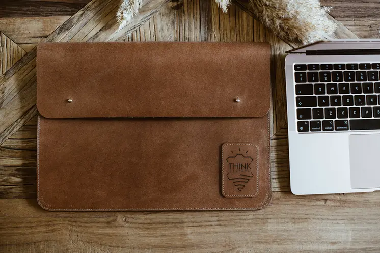 Skórzany pokrowiec z klapą na MacBook 13" Pro/Air - jasny brąz