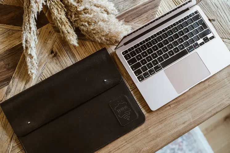 Skórzany pokrowiec z klapą na MacBook 13" Pro/Air - czarny