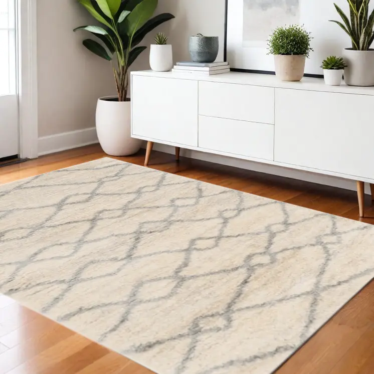 4' X 6' Ivory And Gray Chain Distressed Area Rug