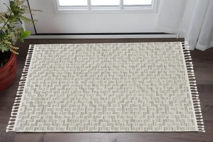 3' X 5' Ivory Grey Zigzag Diamonds Area Rug With Fringe