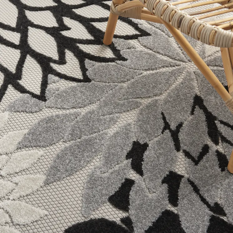 4' X 6' Black And White Indoor Outdoor Area Rug