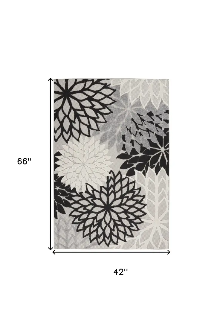 4' X 6' Black And White Indoor Outdoor Area Rug