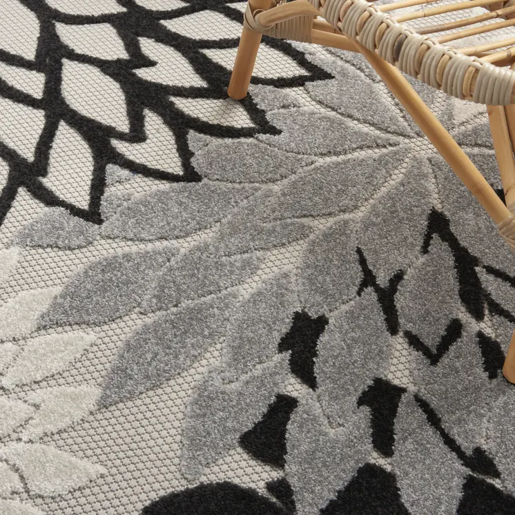 6' X 9' Black And White Indoor Outdoor Area Rug
