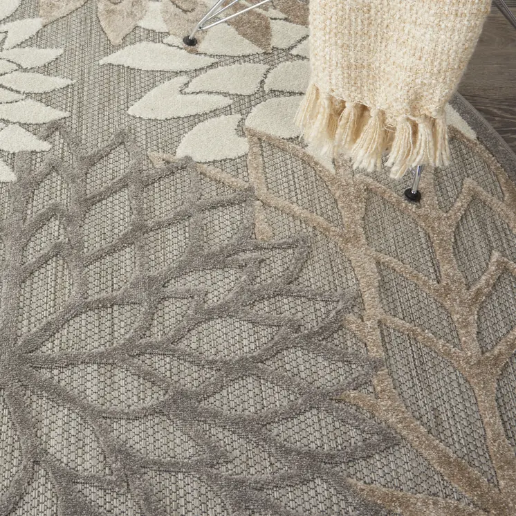 4' Gray And Ivory Round Indoor Outdoor Area Rug