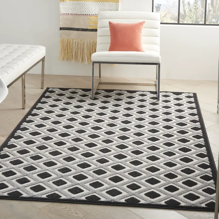 4' X 6' Black And White Indoor Outdoor Area Rug