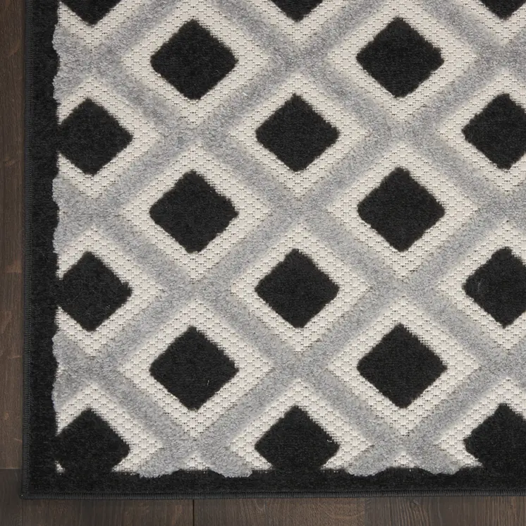 5' X 8' Black And White Indoor Outdoor Area Rug