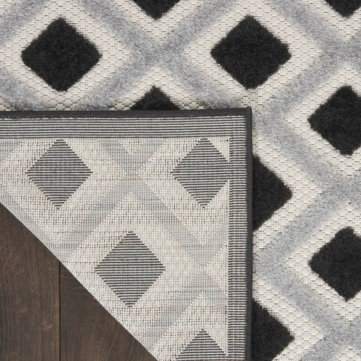 7' X 10' Black And White Indoor Outdoor Area Rug