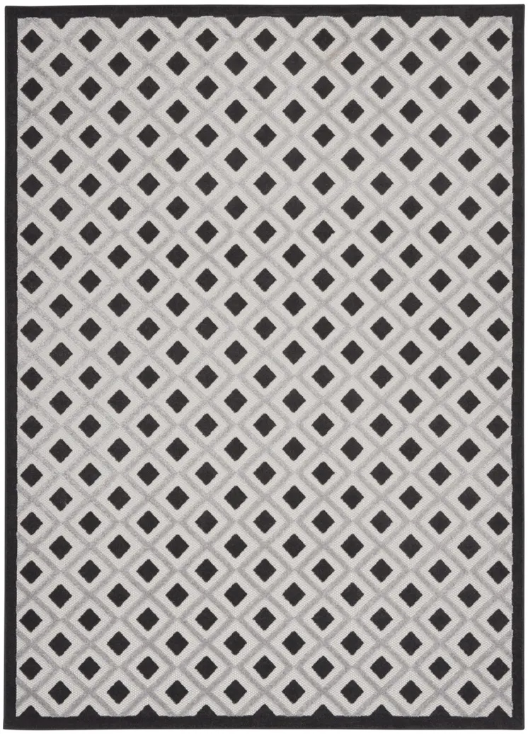 7' X 10' Black And White Indoor Outdoor Area Rug