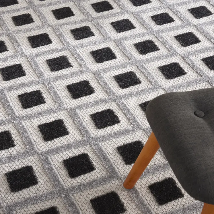 7' X 10' Black And White Indoor Outdoor Area Rug