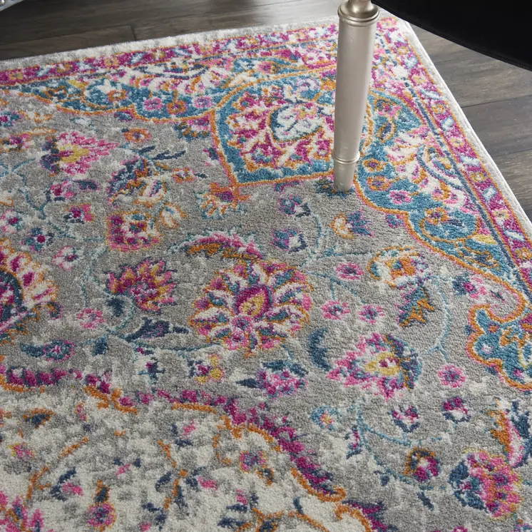 5' X 7' Gray And Ivory Medallion Area Rug