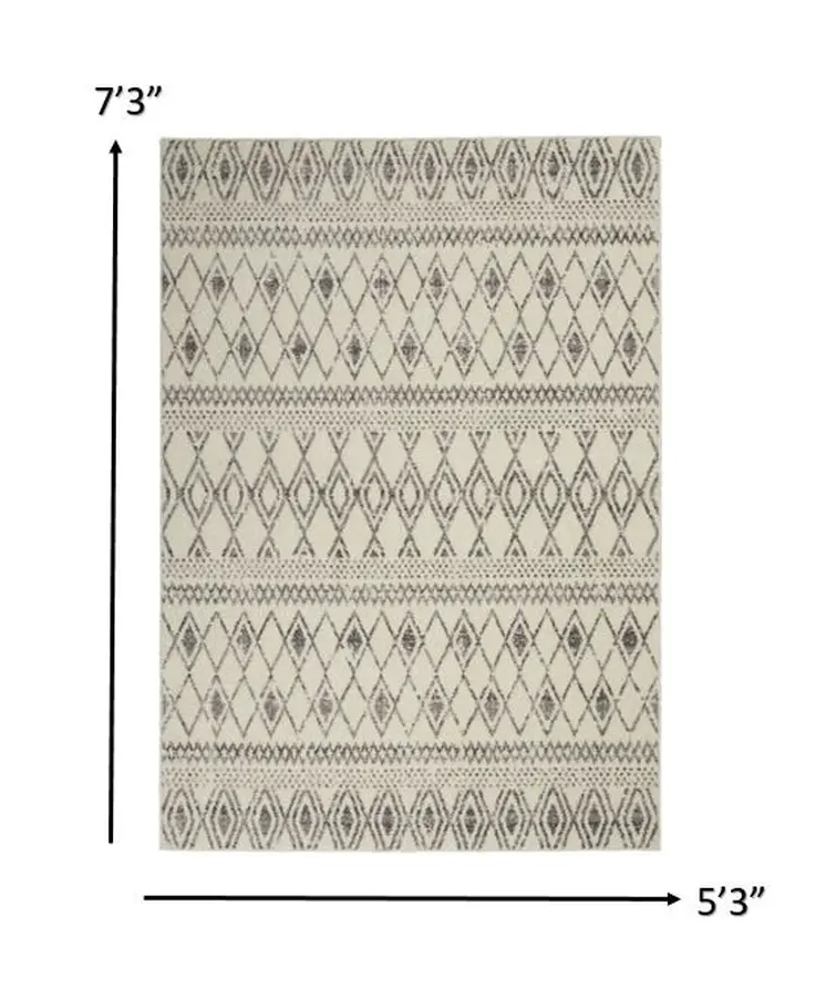 5' X 7' Gray And Ivory Geometric Area Rug
